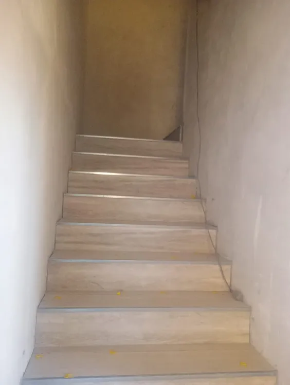 Escalera terminada en una vivienda construida por Gómez Construcciones