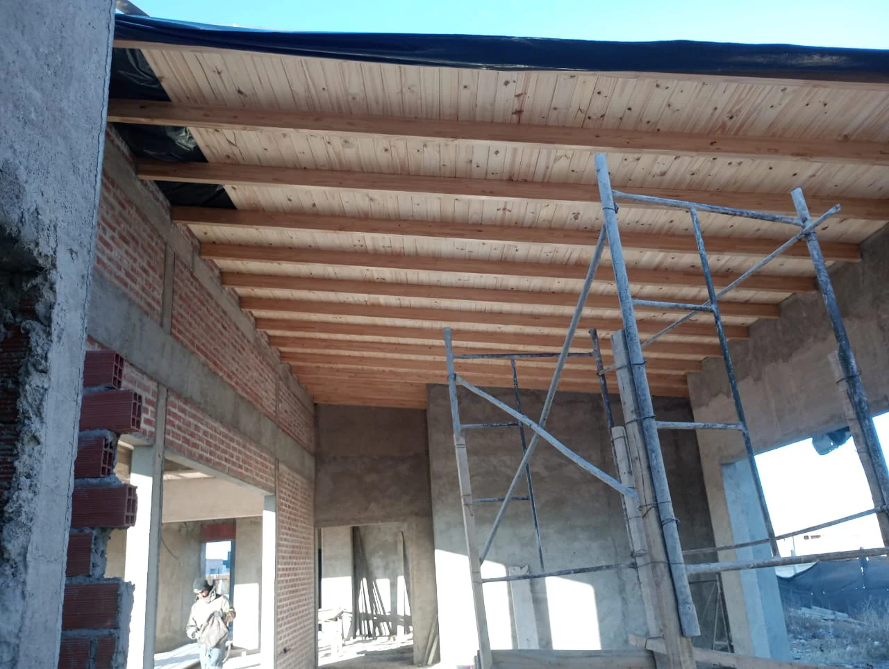 Estructura de techo de madera en una obra de Gómez Construcciones