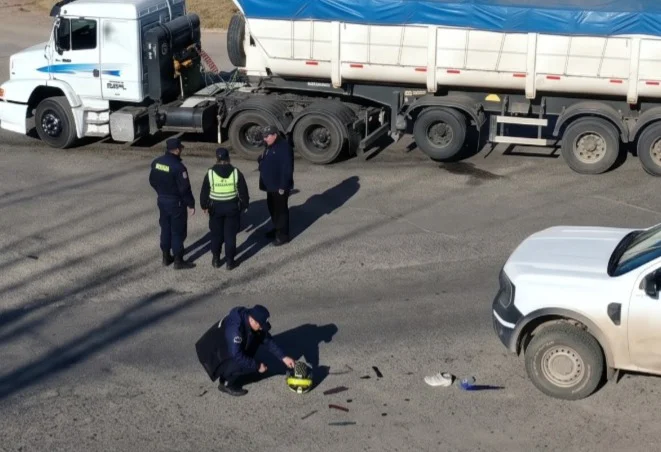 Personal policial en el lugar del choque, en el cruce de la Ruta 22 y Lisandro de la Torre